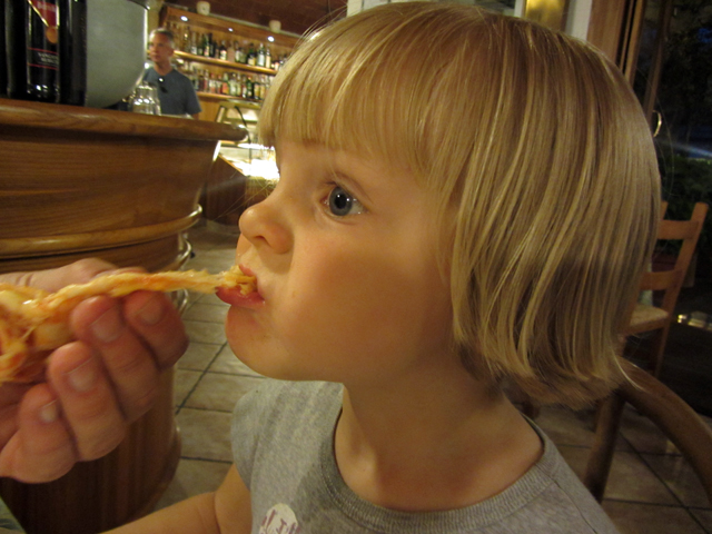 Kuchnia Toskanii. Pizza-girl Kuchnia Toskanii. Pizza-girl