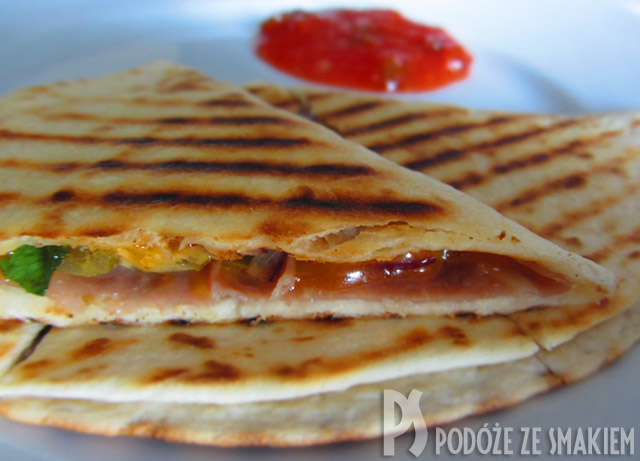 Quesadilla z szynką parmeńską, serem cheddar, papryką, cebulą i kolendrą Quesadilla z szynką parmeńską, serem cheddar, papryką, cebulą i kolendrą