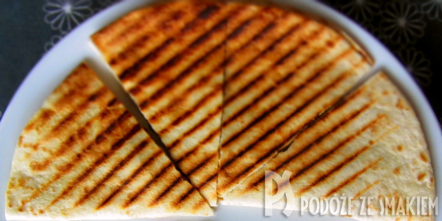 Quesadilla z szynką parmeńską, serem cheddar, papryką, cebulą i kolendrą Quesadilla z szynką parmeńską, serem cheddar, papryką, cebulą i kolendrą