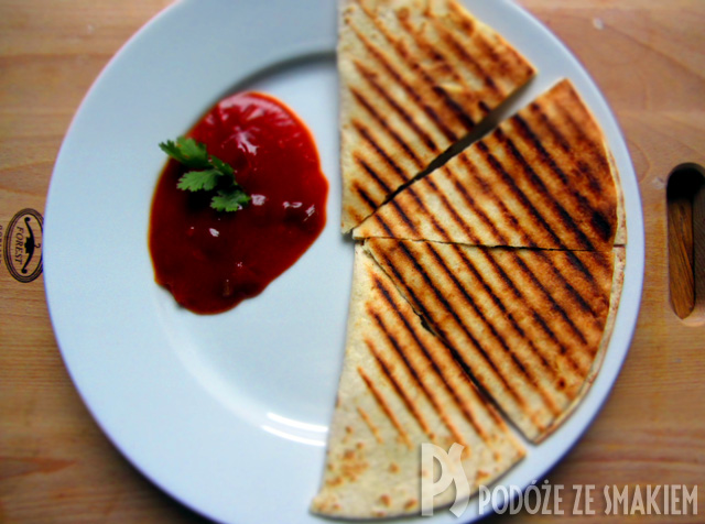 Quesadilla z szynką parmeńską i serem cheddar Quesadilla z szynką parmeńską i serem cheddar
