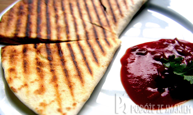 Quesadilla z szynką parmeńską, serem cheddar, papryką, cebulą i kolendrą Quesadilla z szynką parmeńską, serem cheddar, papryką, cebulą i kolendrą