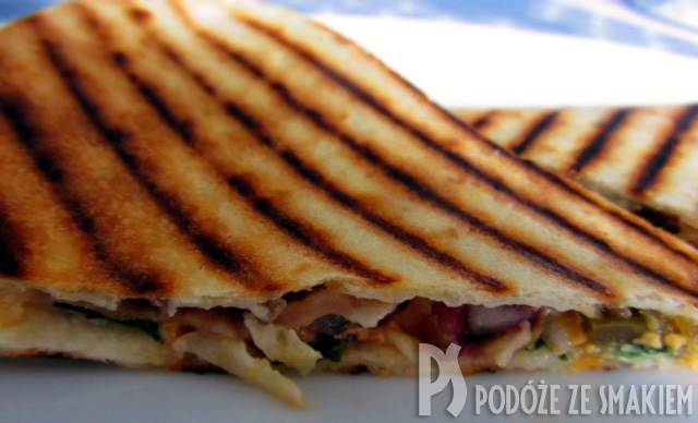 Quesadilla z szynką parmeńską, serem cheddar, papryką, cebulą i kolendrą Quesadilla z szynką parmeńską, serem cheddar, papryką, cebulą i kolendrą