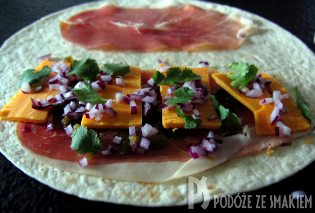 Tortilla, szynka dojrzewająca, ser cheddar, papryka, cebula i kolendra Tortilla, szynka dojrzewająca, ser cheddar, papryka, cebula i kolendra