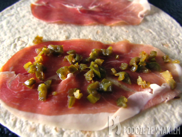 Tortilla, szynka dojrzewająca i papryka marynowana grillowana Tortilla, szynka dojrzewająca i papryka marynowana grillowana