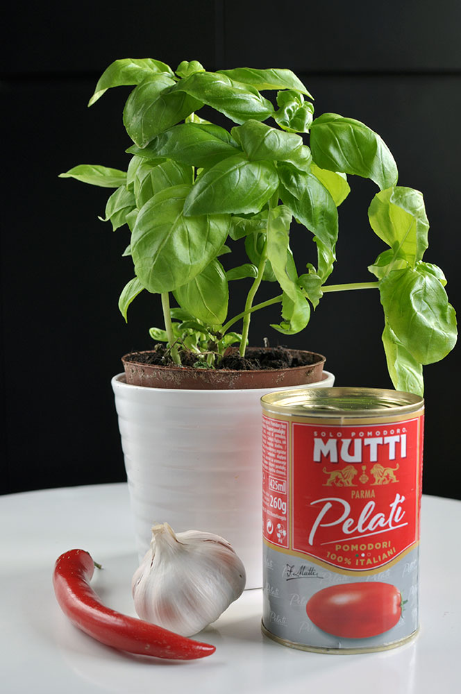 Składniki na najlepszy sos pomidorowy - Podroże ze smakiem