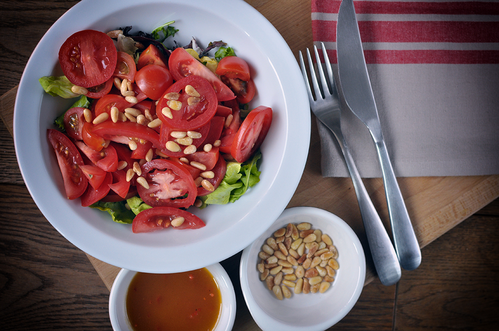 Sałatka z halloumi, pomidorami i dressingiem chilli - Podróże ze smakiem